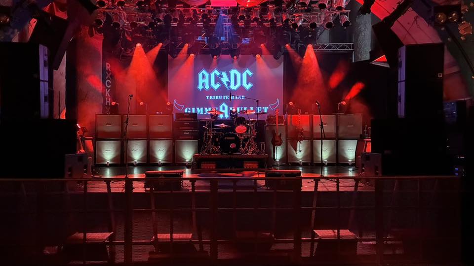 Bühnenbild von Gimme A Bullet