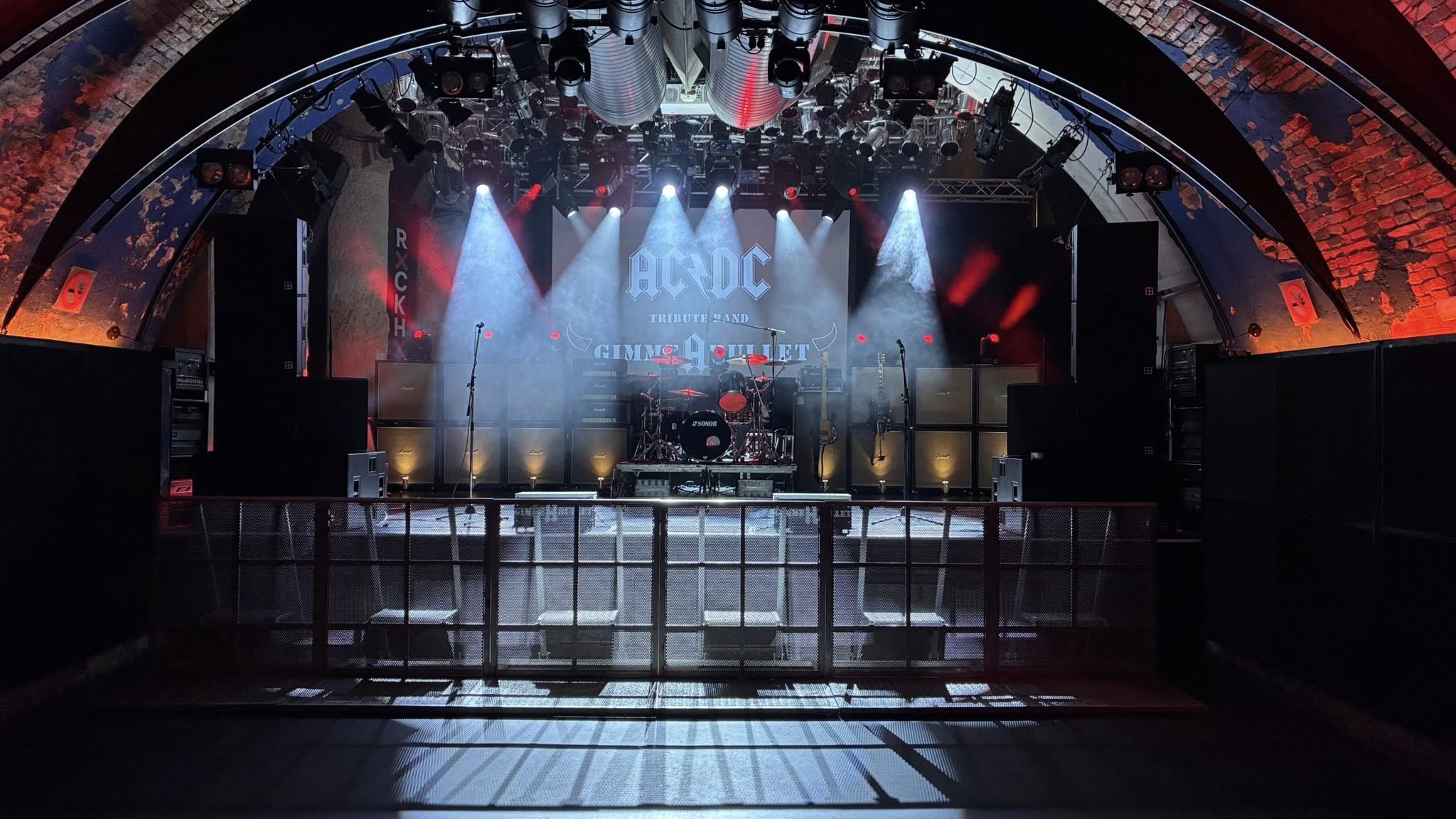 Bühnenbild von Gimme A Bullet